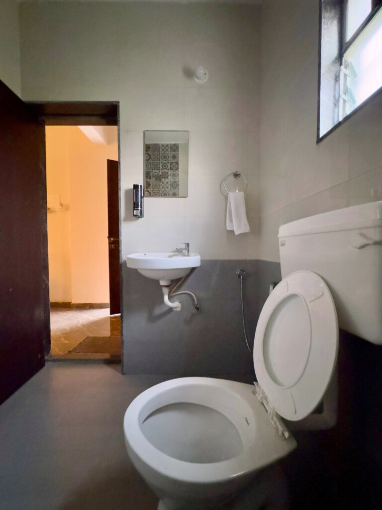 Bathroom with washbasin and toilet at NB Nature Stay